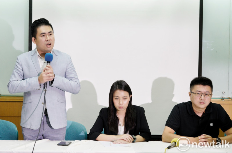 新黨發言人王炳忠等人舉行21青記者會，聲援央視頻主持人李紅的言論。   圖：張良一/攝