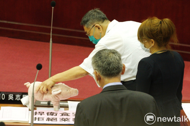 台北市長柯文哲赴台北市議會進行施政報告。   圖：張良一 / 攝