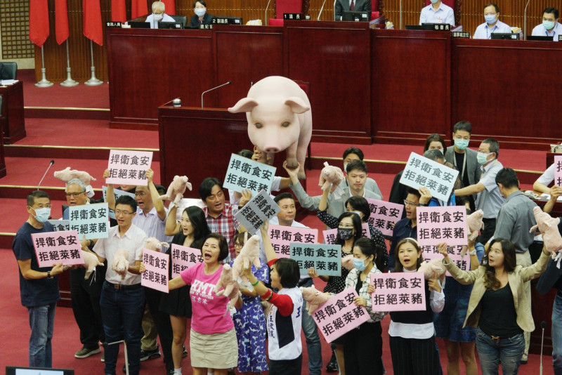 國民黨台北市議會黨團圍堵台北市長柯文哲要求台北市政府拒絕萊豬，捍衛食安。   圖：張良一 / 攝