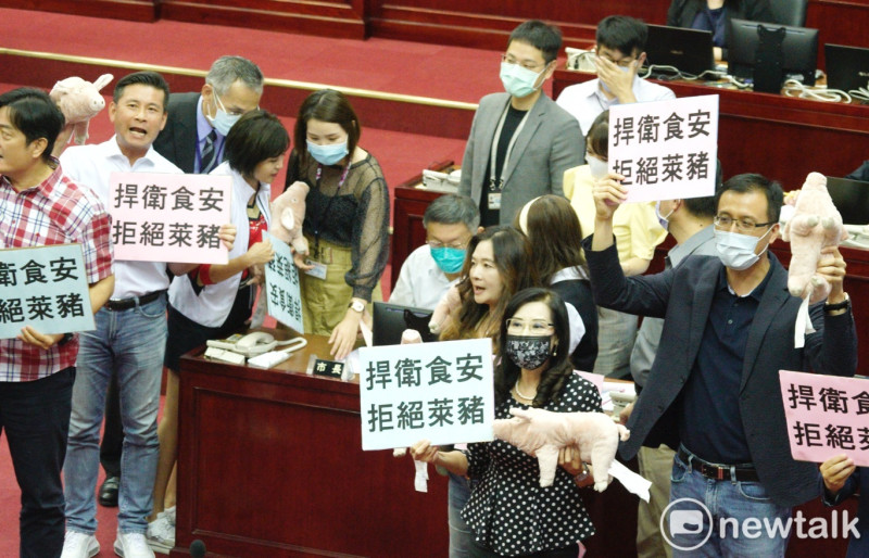 國民黨台北市議會黨團圍堵台北市長柯文哲要求台北市政府拒絕萊豬，捍衛食安。   圖：張良一 / 攝