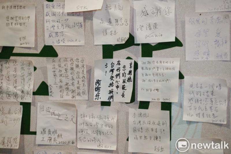 向故李登輝前總統致意的小卡片貼滿淡江中學的體育館。 圖:張良一/攝