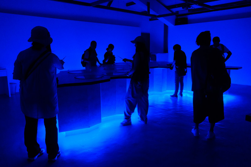 藍眼淚生態館可以用滴管和藍眼淚互動，全程在黑暗中進行。 圖：謝佳真／攝
