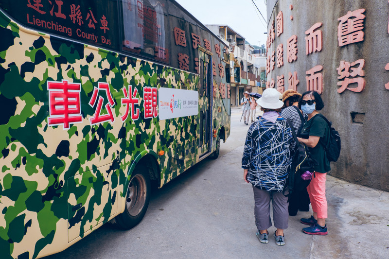 台灣好行在馬祖共有4條路線，馬祖的車體應景戰地風情，塗裝為迷彩花樣。 圖：謝佳真／攝