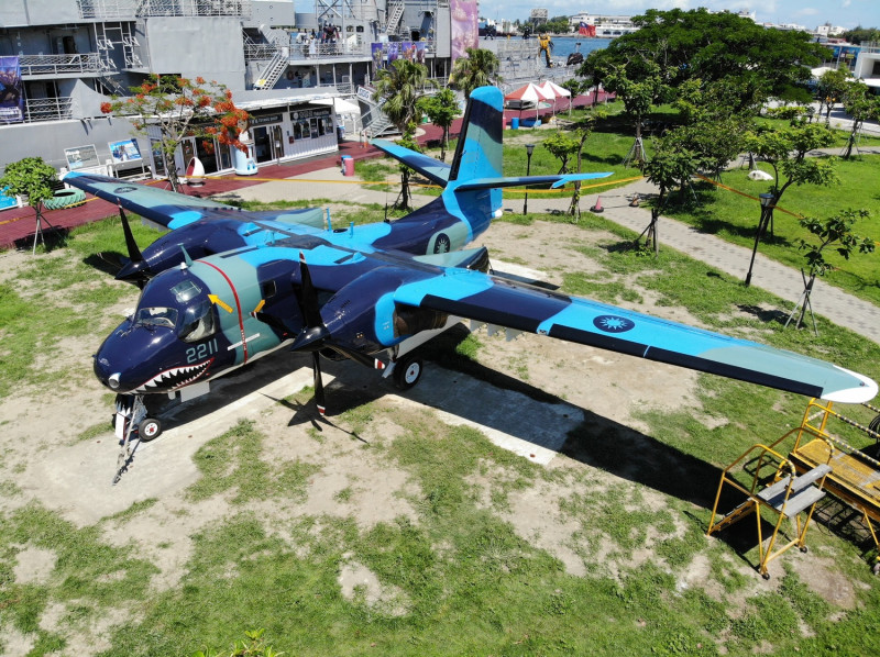 S-2T 反潛機有獨特塗裝，機頭還是鯊魚圖案，不僅軍事迷喜愛，也吸引一般民眾目光。 圖：台南市觀旅局／提供