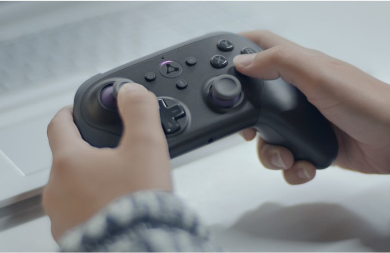 Luna遊戲控制器支援高速藍牙，並可讓玩家無須重新配對就可以任意切換裝置繼續遊玩。 圖：翻攝自Amazon