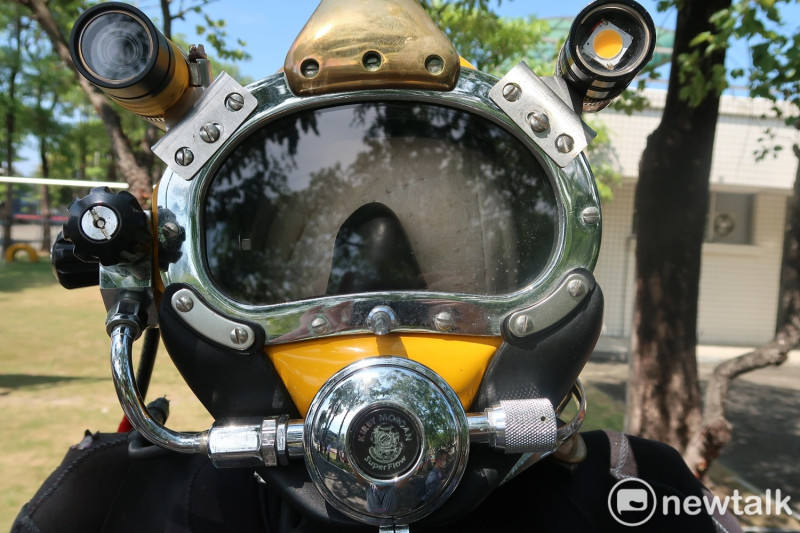 水下作業大隊專戴的17B深海頭盔，重達28磅   圖：林朝億/攝