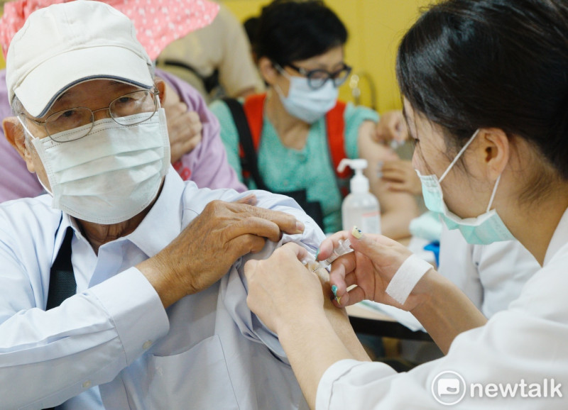 新冠肺炎疫苗已於全球開打，台灣採購的疫苗也即將抵台。（圖為疫苗施打示意圖）   圖：張良一/攝
