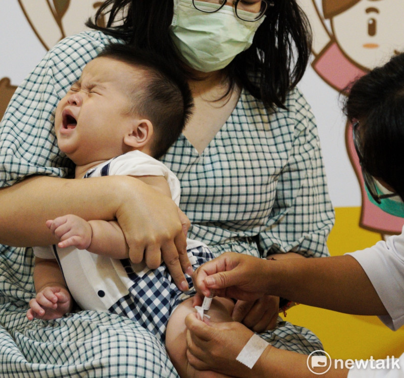 流感疫苗接種首日，北市仁愛醫院擠滿了準備接種疫苗的認潮。   圖：張良一 / 攝