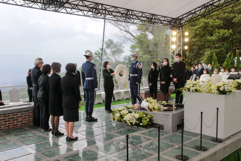 前總統李登輝奉安儀式7日上午在五指山國軍示範公墓舉行。總統蔡英文獻花。   圖：軍聞社提供