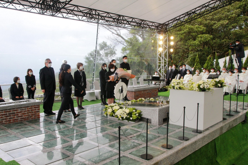 前總統李登輝奉安儀式7日上午在五指山國軍示範公墓舉行。家屬獻花。   圖：軍聞社提供
