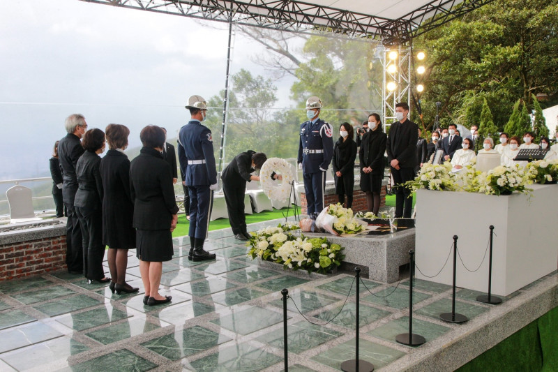 前總統李登輝奉安儀式7日上午在五指山國軍示範公墓舉行。總統蔡英文獻花   圖：軍聞社提供