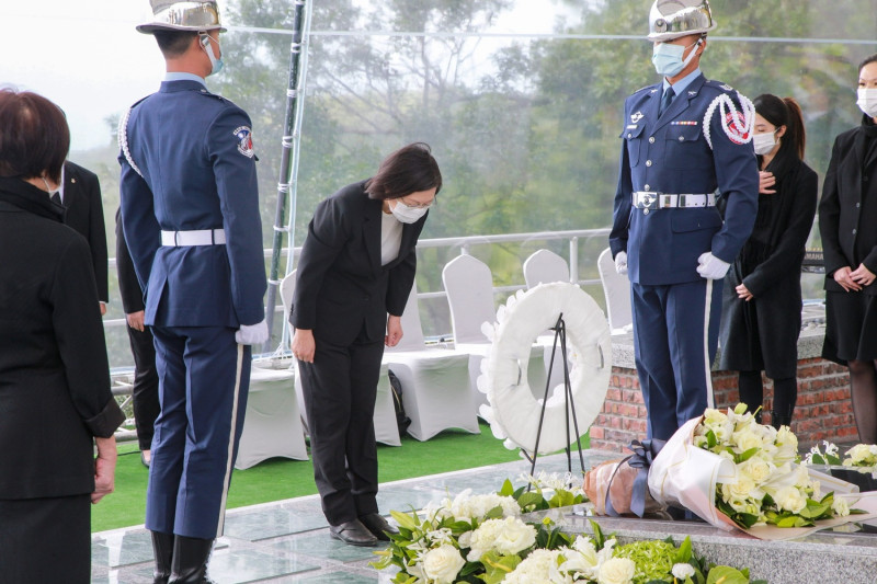 前總統李登輝奉安儀式7日上午在五指山國軍示範公墓舉行。副總統賴清德致敬   圖：軍聞社提供