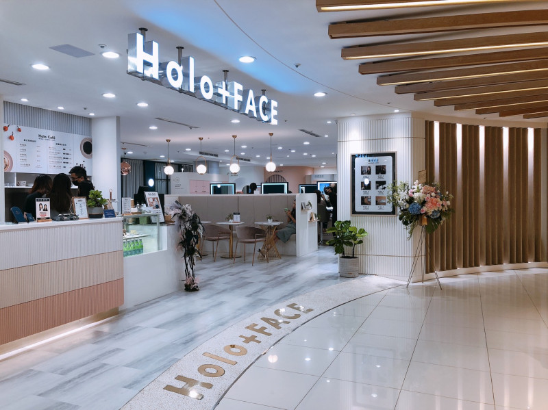 Holo FACE是全台最大韓式證件攝影專門店。 中友百貨/提供
