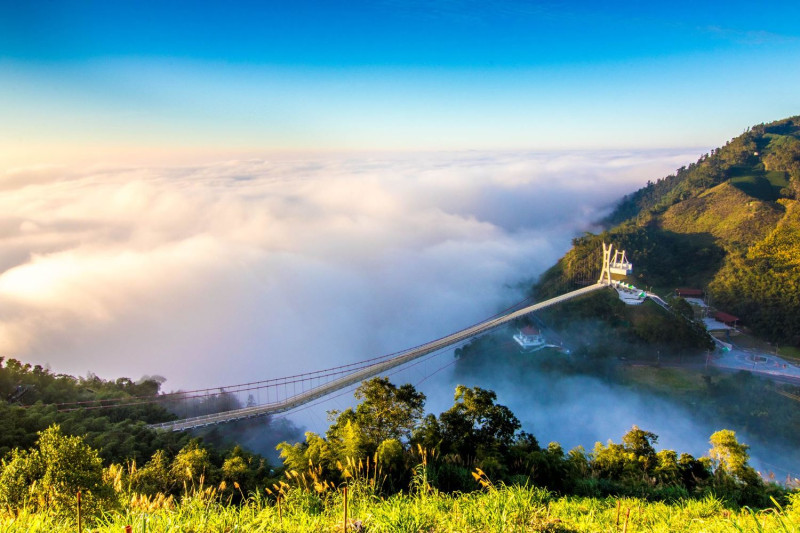 梅山太平雲梯號稱全台海拔最高、長度最長景觀吊橋，雲霧逼近時更是仙氣十足。 圖：KLOOK／提供