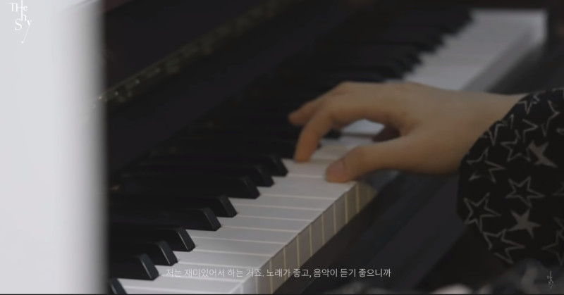 TheShy 小秀了自己彈鋼琴的片段 圖：翻攝自 TheShy YouTube頻道