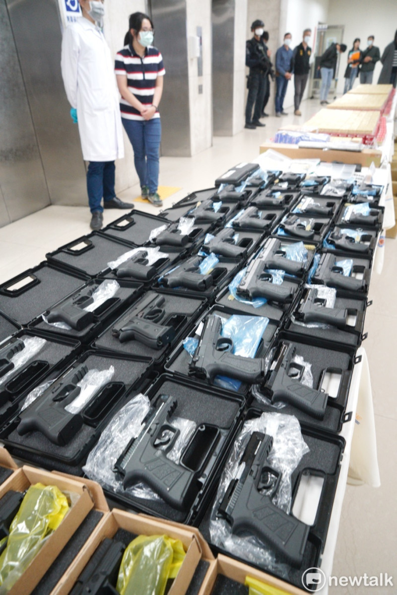 警方日前也查獲大批模擬槍。   圖：張良一/攝