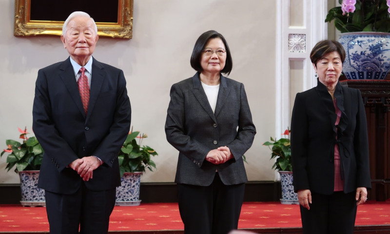 台積電創辦人張忠謀、總統蔡英文、張淑芬夫人（由左至右）   圖：林朝億/攝