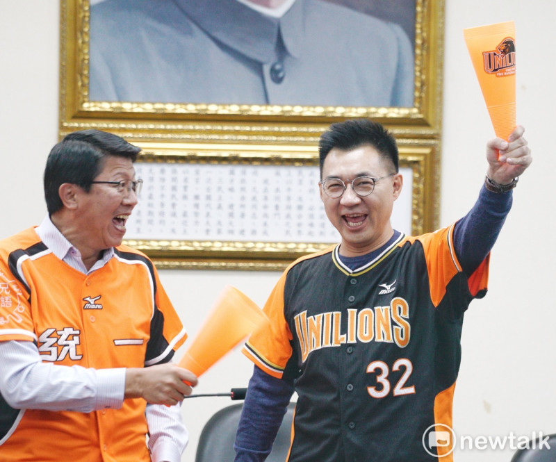 國民黨主席江啟臣與副秘書長謝龍介日前在中華職棒獅象總冠軍賽中對賭，輸的要穿對方的球衣，因而穿上統一獅的球衣，不過江啟臣還是高喊兄弟象加油。   圖：張良一/攝