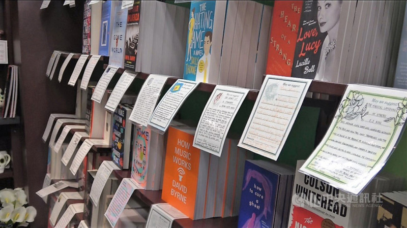位於美國洛杉磯郊區巴沙迪納（Pasadena）的弗羅曼書店（Vroman's Bookstore）是南加州最古老的獨立書店，店內設立店員推薦專區，每本書附上手寫推薦理由。 圖：中央社／提供