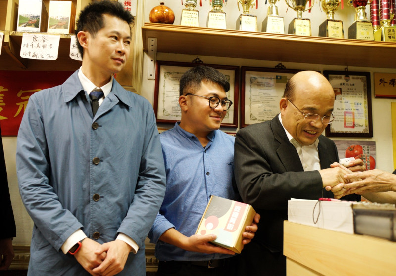 行政院前發言人丁怡銘當時引發冠軍牛肉麵風波，行政院長蘇貞昌還帶著丁怡銘到板橋皇家傳承牛肉麵店，向老闆陪不是。   圖：張良一 / 攝（資料照）