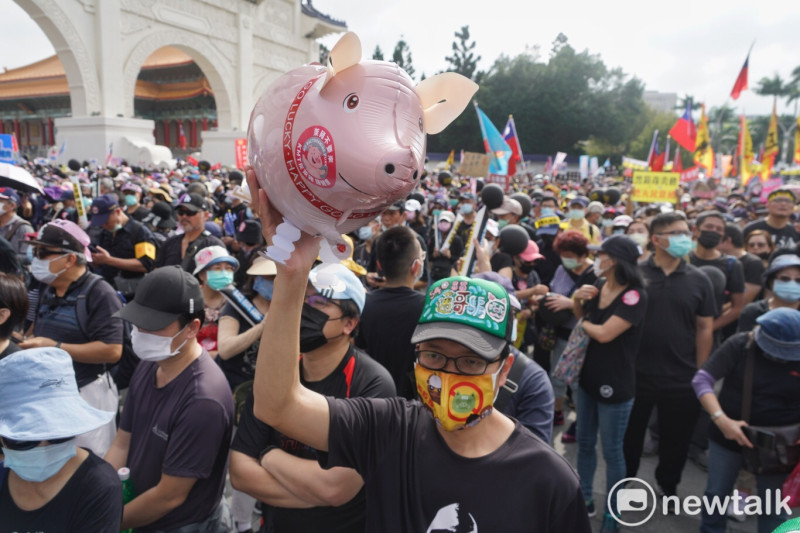秋鬥遊行22日舉行，今年加入「反萊豬」的訴求，藍營支持者在自由廣場牌樓下集結。   圖：張良一／攝