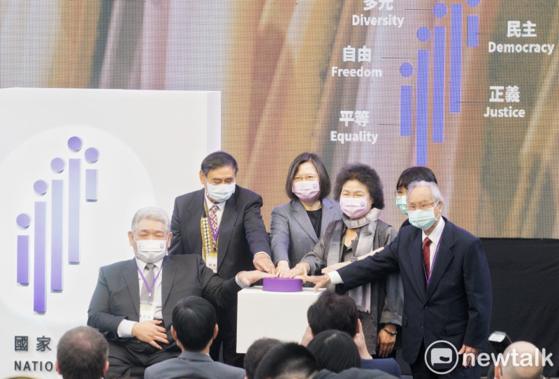 總統蔡英文在監察院長陳菊的陪同下，出席台灣人權阿普貴（UPGRADE)2020國際人權日活動，並參與人權會logo啟用儀式。   圖：張良一/攝