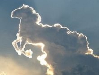新華社暗批馬雲的文章還有一幅配圖：藍色的天空上，漂浮著一朵「白馬形狀的雲」。 圖 : 翻攝自微博