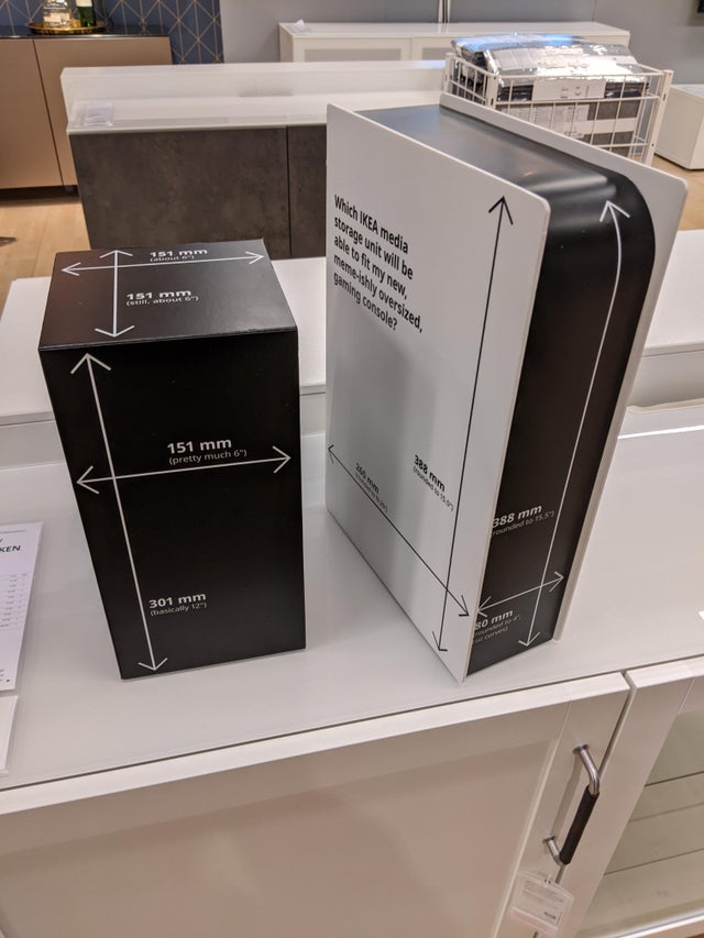IKEA特別打造了PS5、Xbox Series X一比一的紙模型，方便消費者比對適合擺放遊戲主機的電視櫃。 圖：翻攝自Reddit