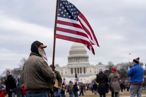 支持川普的美國民眾在1月6日攻入美國國會大廈。   圖：翻攝自環球網（資料照片）