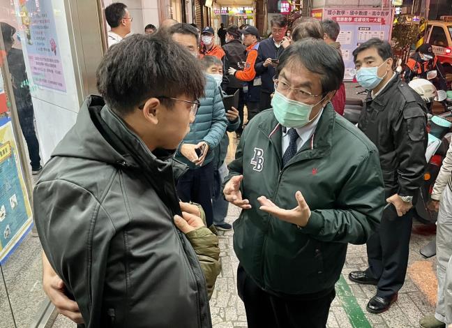 YMCA傳出一氧化碳化外洩多人送醫幸無礙，台南市長黃偉哲前往關心後決定推廣一氧化碳警報器裝置。   圖：台南市政府提供