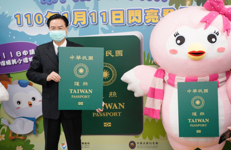 外交部長吳釗燮到外交部領務局視察新版護照申辦情況。   圖：張良一/攝