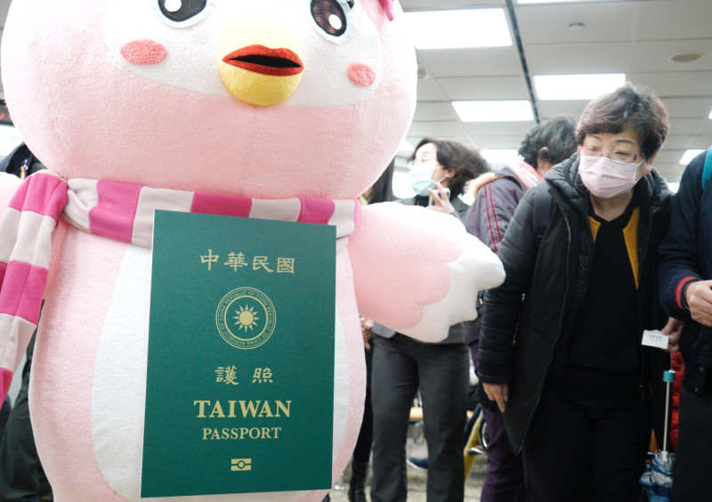 2022年第3季全球護照排名，台灣以145個免簽國，位居第34名。   圖：張良一/攝(資料畫面)
