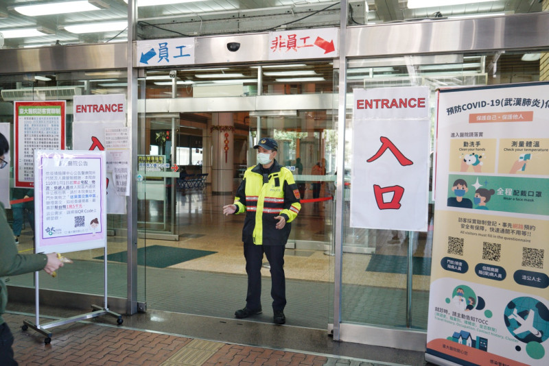 台灣武漢肺炎疫情拉警報，台大醫院在門口進行非病患進入醫院管制。   圖：張良一/攝