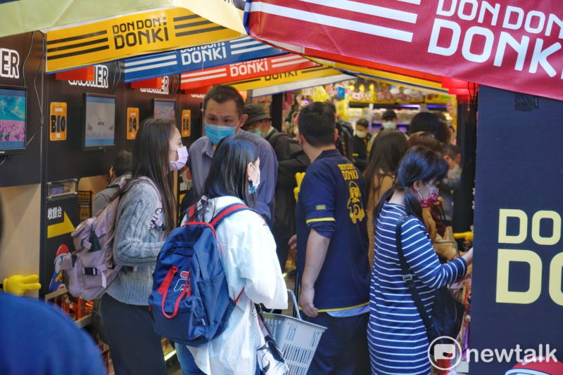 日本知名雜貨食品店唐吉訶德Don Don Donki開幕時人潮擠爆，但近來受疫情影響人潮銳減。   圖：張良一 / 攝(資料照)