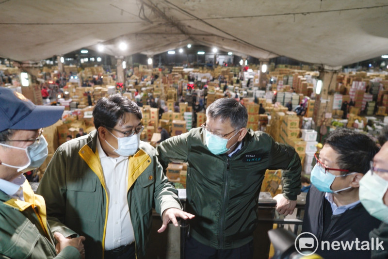 台北市長柯文哲（中）今天清晨到台北魚市和北農第一果菜拍賣批發市場視察，向大家說歹勢。   圖：張良一 / 攝