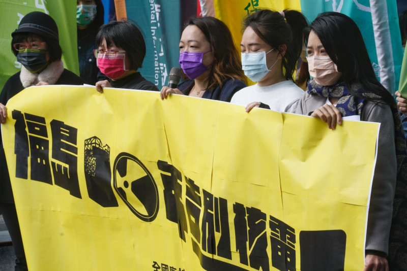 多個民間團體上午在凱道舉行記者會，宣布將於3月13日舉辦「福島10年 告別核電」系列活動，呼籲民眾勿忘核災慘痛歷史，早日告別核電威脅。   圖：張良一/攝