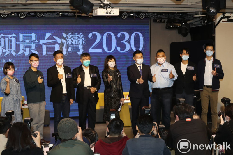 台北市長柯文哲（左4）出席國民黨舉辦的「願景臺灣2030」論壇。右4為國民黨主席江啟臣。   圖：張良一 / 攝