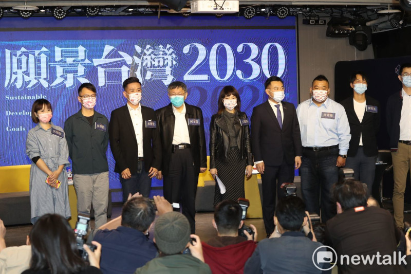 台北市長柯文哲（左4）出席國民黨舉辦的「願景臺灣2030」論壇。右4為國民黨主席江啟臣。   圖：張良一/攝