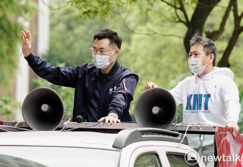 國民黨主席江啟臣和立委林為洲站在反萊豬皮卡車上，向沿途民眾表達感謝之意。   圖：張良一/攝