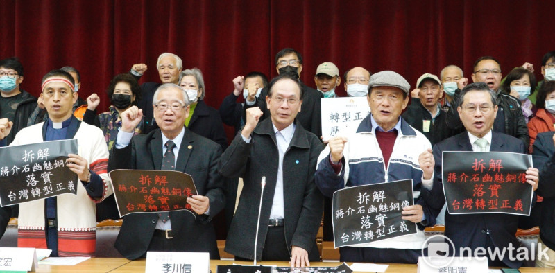 台灣北社等台派團體上午在立法院群賢樓舉行｢拆解蔣介石幽魅銅像 落實台灣轉型正義」記者會。   圖：張良一/攝