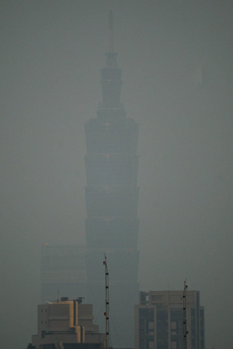 環保署表示，明（12）天東北季風增強，將挾帶中國的空汙南下。霧霾示意圖。   圖：張良一/攝（資料照）