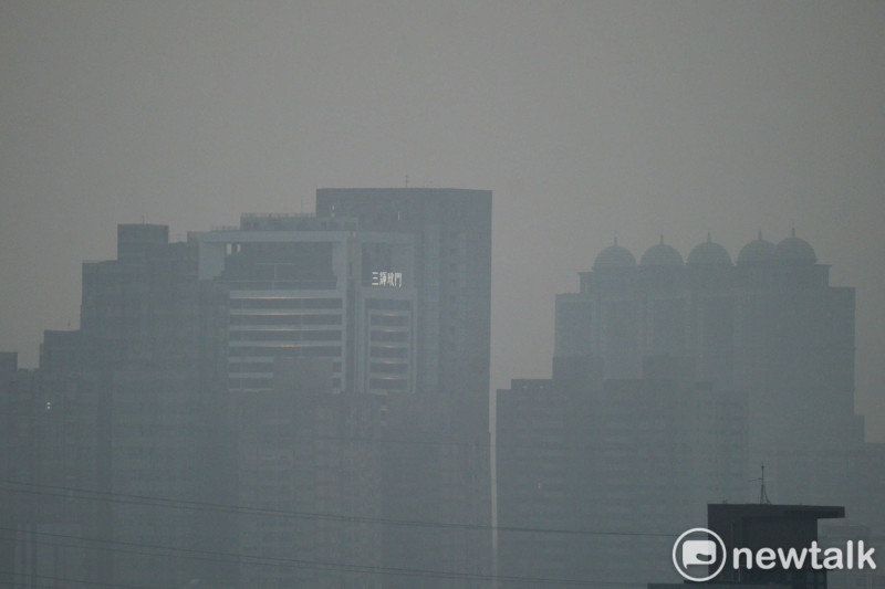 氣象局長鄭明典表示，中國華北一帶又出現沙塵暴，而環保署也提醒，明日境外污染物可能會隨東北季風移入台灣(示意圖)。   圖：張良一/攝
