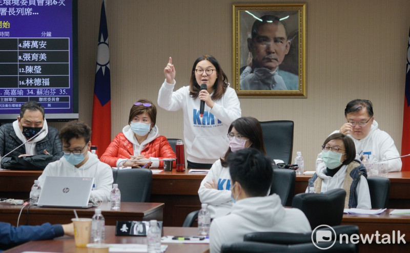 立法院社福及衛環委員會兩位召委-陳玉珍和陳瑩爲了立院成立疫苗採購調閱小組爭鋒相對，國民黨立委甚至佔據主席台，雙方爭執不下，也造成議事停擺。   圖：張良一/攝