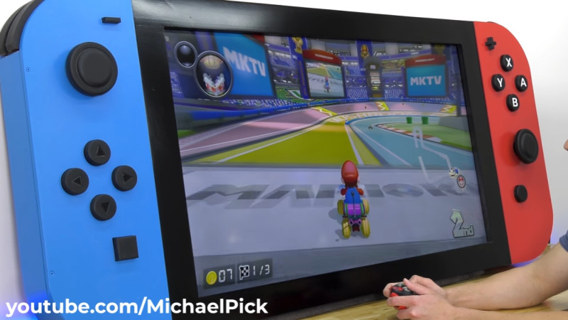 超巨大Switch可使用手把遊玩。 圖：翻攝自Michael Pick的YouTube頻道