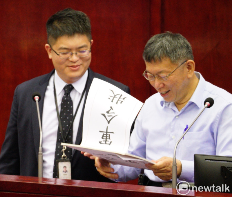 台北市長柯文哲、悠遊卡總經理邱昱凱在台北市議會備詢。   圖：張良一 / 攝