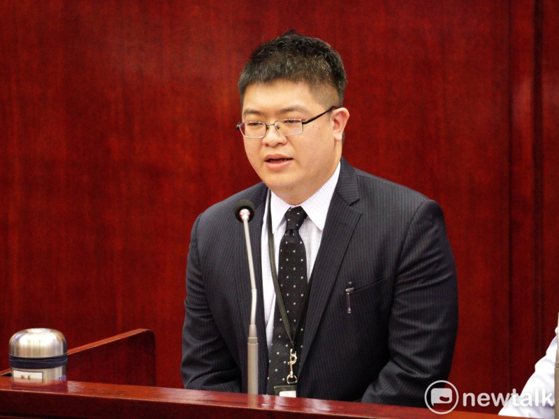 悠遊卡公司總經理邱昱凱在台北市議會備詢。   圖：張良一 / 攝