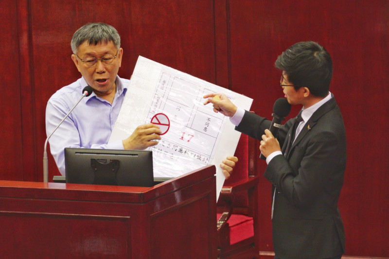 台北市長柯文哲在台北市議會備詢時，就核四是否商轉的公投案和台北市議員苗博雅爭鋒相對。   圖：張良一/攝