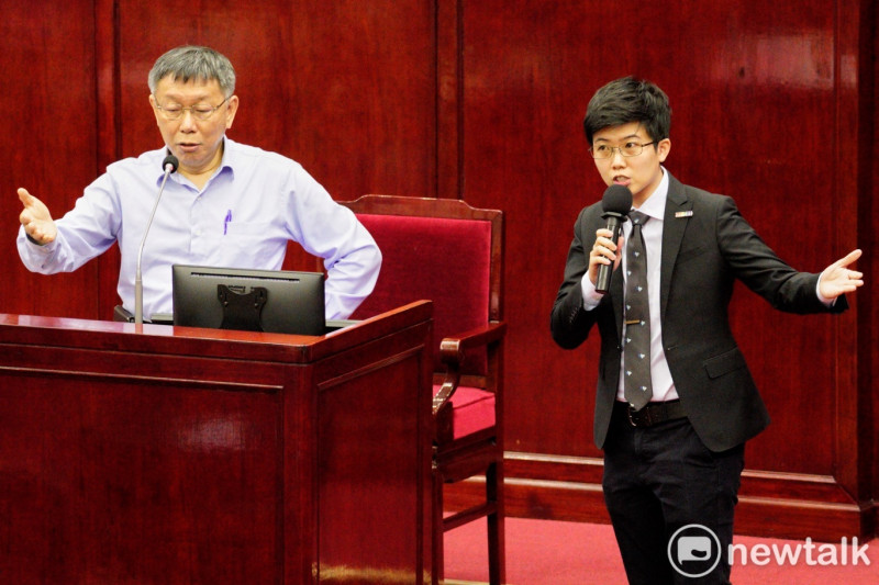 台北市長柯文哲在台北市議會備詢時，就核四是否商轉的公投案和台北市議員苗博雅爭鋒相對。   圖：張良一 / 攝