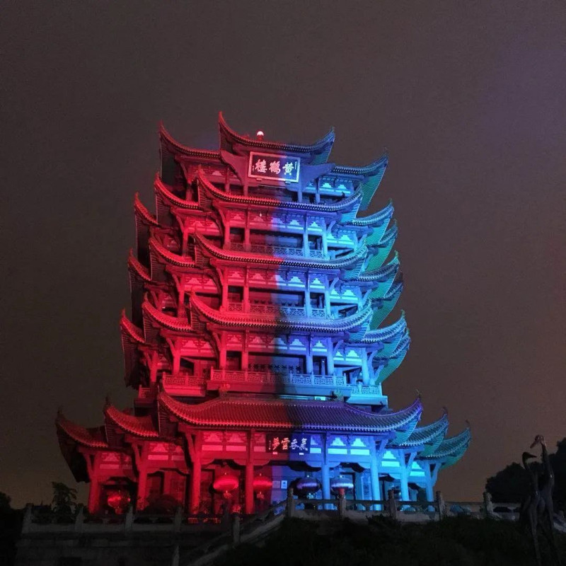 S7期間，武漢黃鶴樓在為中國隊加油的燈光秀上映上紅藍兩色。 圖：翻攝自人民電競