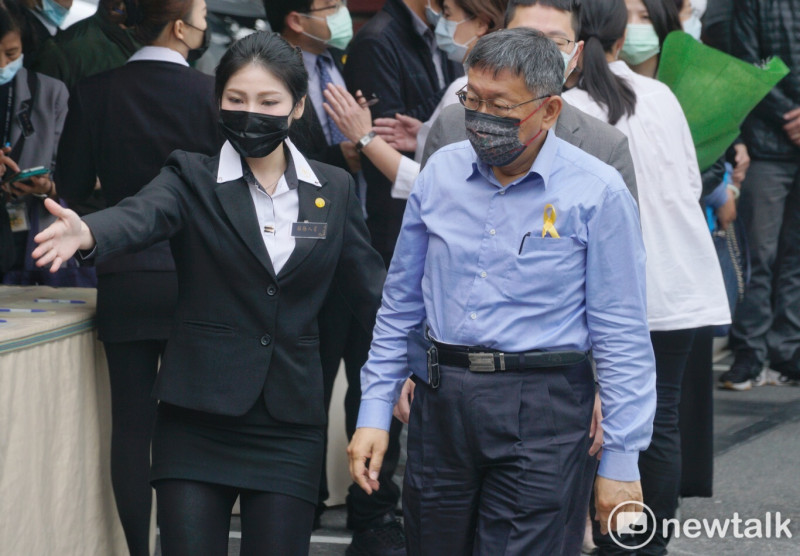 台北市長柯文哲赴台北市立第一殯儀館出席0402台鐵408次列車事故聯合追思公祭。   圖：張良一 / 攝
